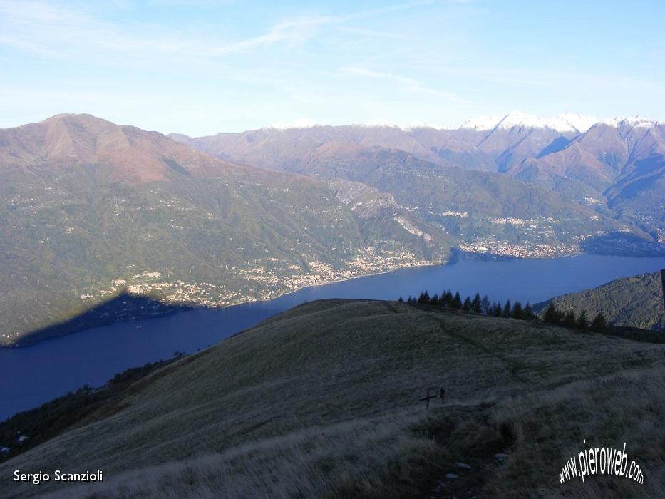 0012 L'ombra del Monte Muggio sul Lago sottostante.JPG